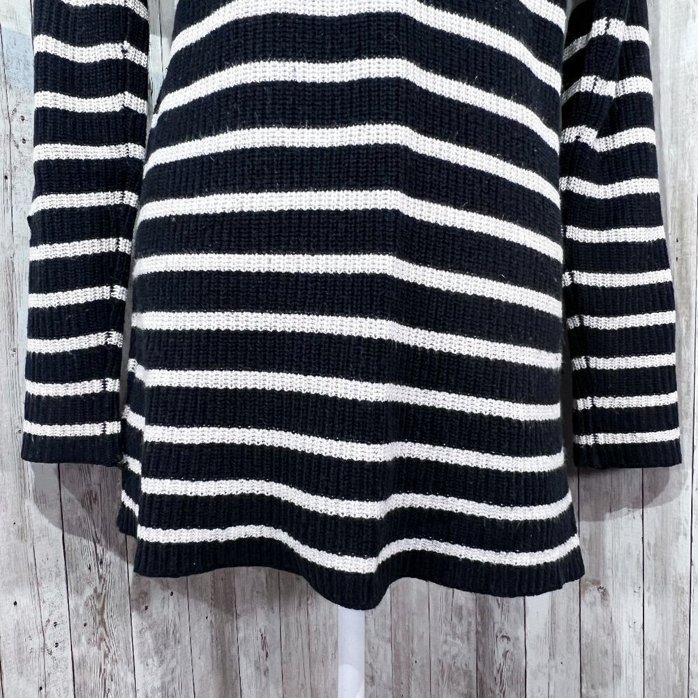 Women's Old Navy Sweater | Black & White | Scoop Neck | Medium | Tunic Length - Picture 7 of 12